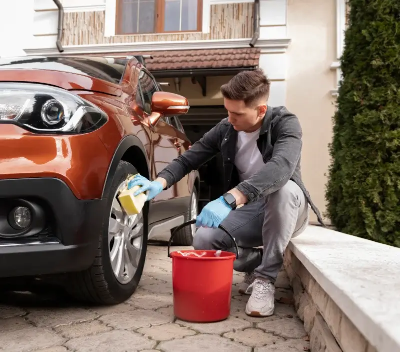 Lavage auto à domicile Saulces-Monclin : professionnel intervenant sur un véhicule